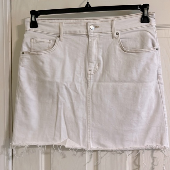Old Navy denim jean mini skirt for women with a raw hemline. Size 12 - Picture 1 of 6